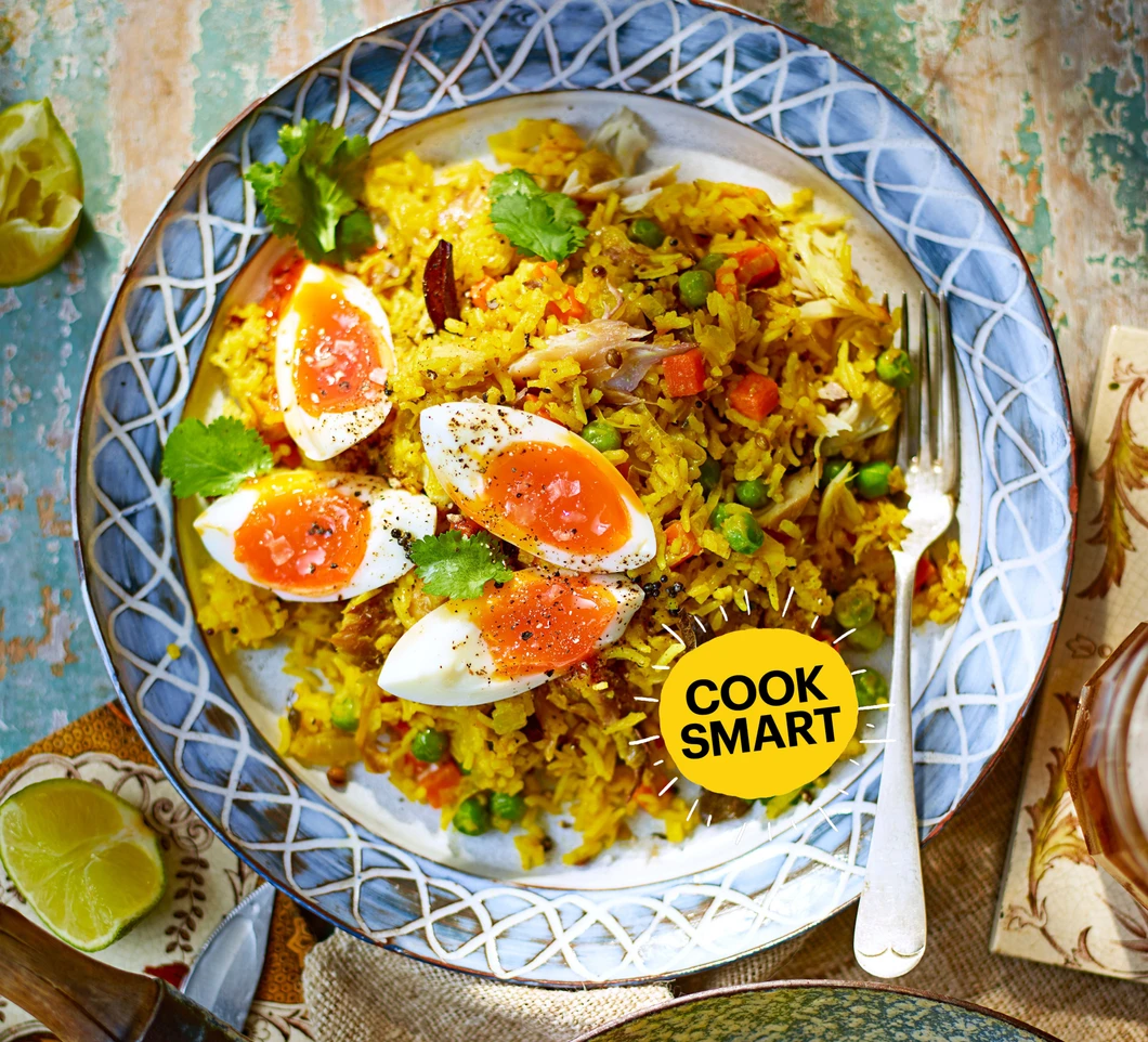 Egg-fried noodles with beansprouts